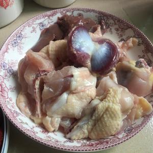 石斛西洋参炖老母鸡汤的做法 步骤2