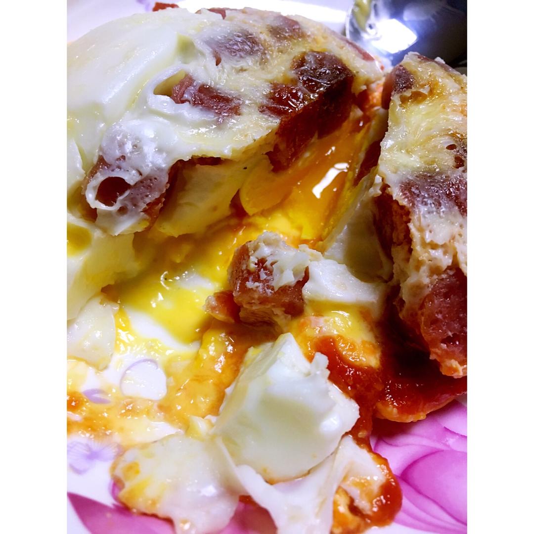 只需摆好材料去微波！惊艳全家的早餐端上桌：香肠奶酪烘蛋