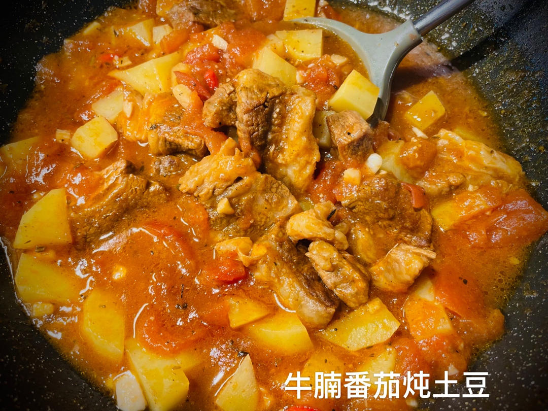 汤浓肉嫩的番茄牛腩，牛腩软烂秘法