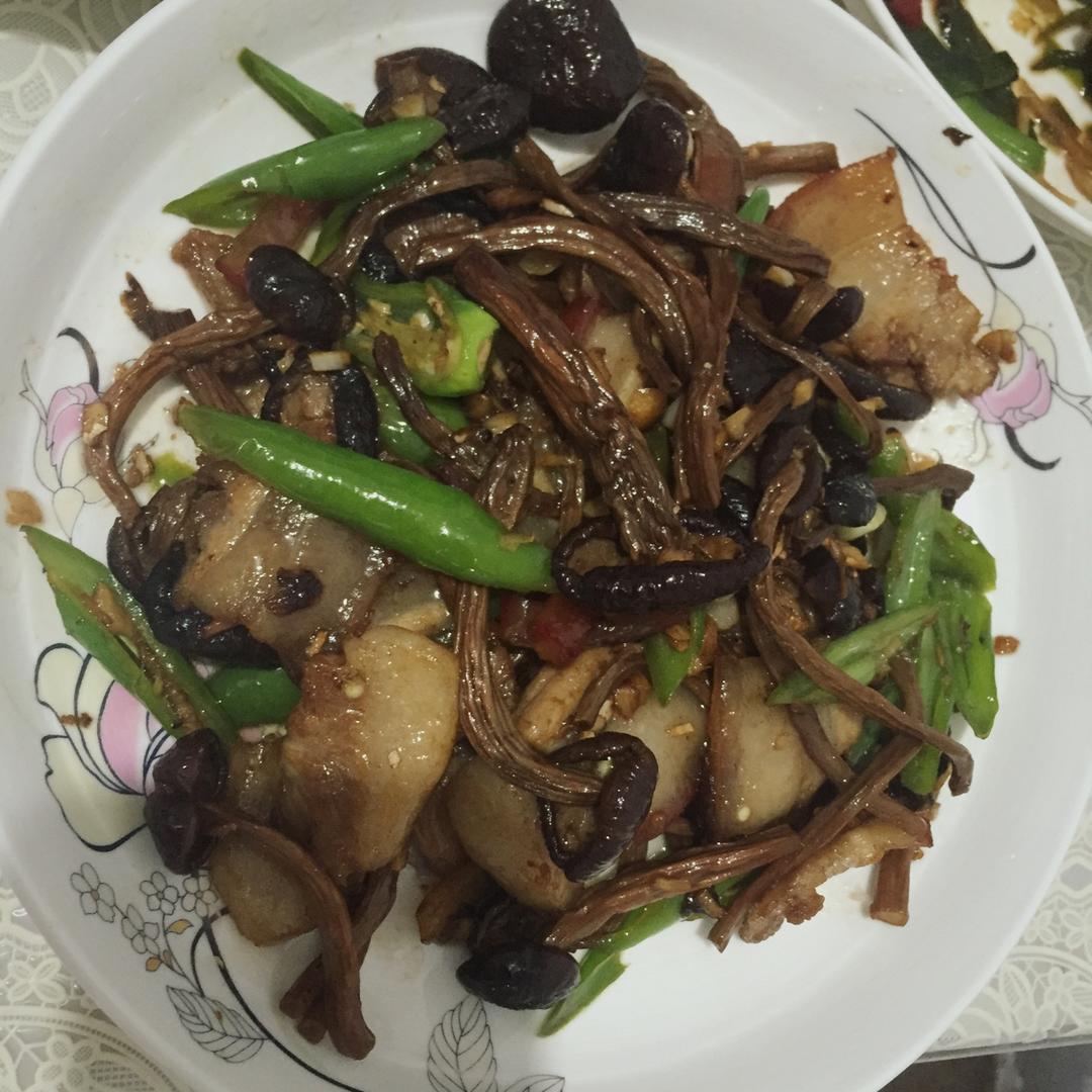 五花肉干锅茶树菇