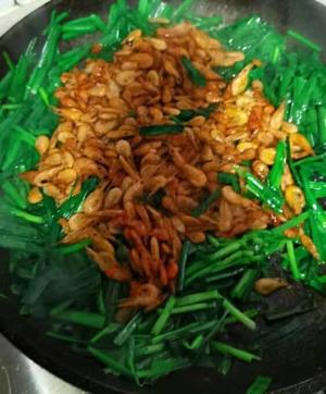 小河虾炒韭菜的做法 步骤5