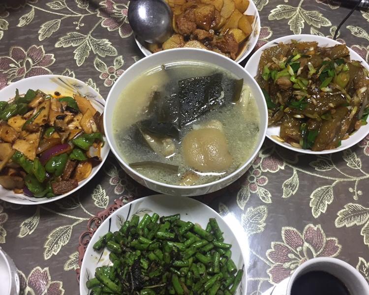 家庭餐桌