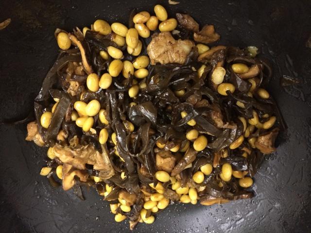 排骨雲耳冬菇燜黃豆