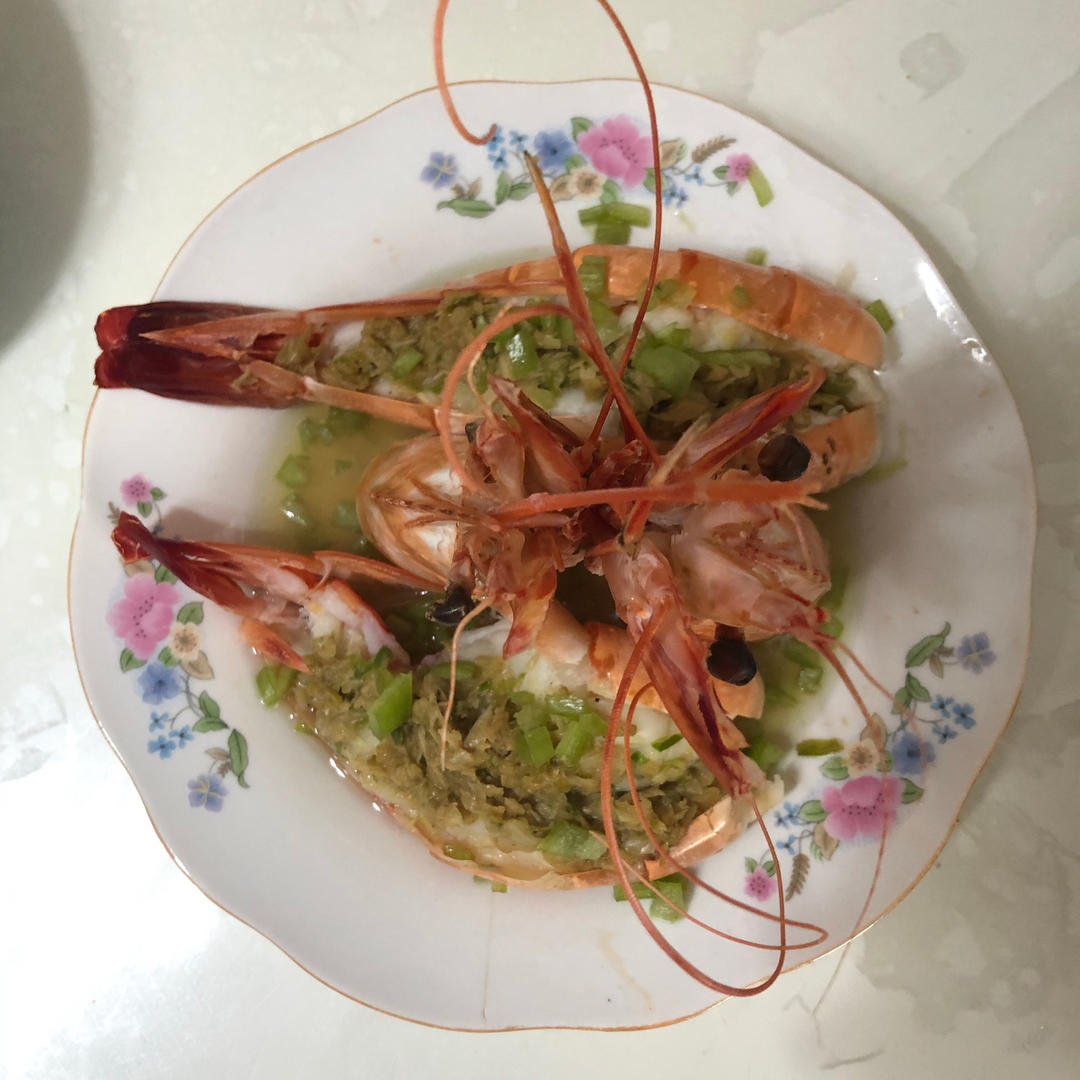 美丽的蒜蓉蒸阿根廷大红虾
