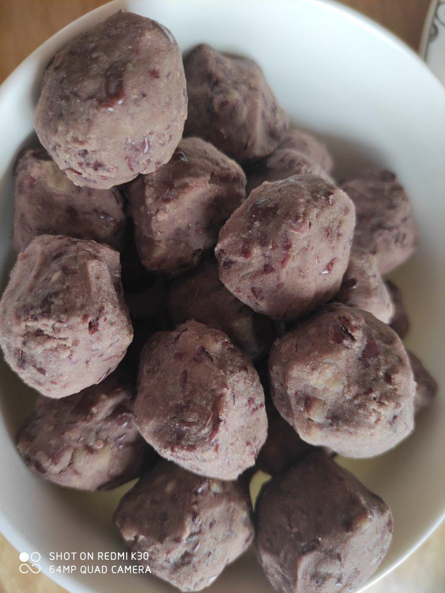 就像有句话所说：成年人的世界里，从来就没有“容易”二字。很多时候，你只能单枪匹马，直面生活的兵荒马乱。