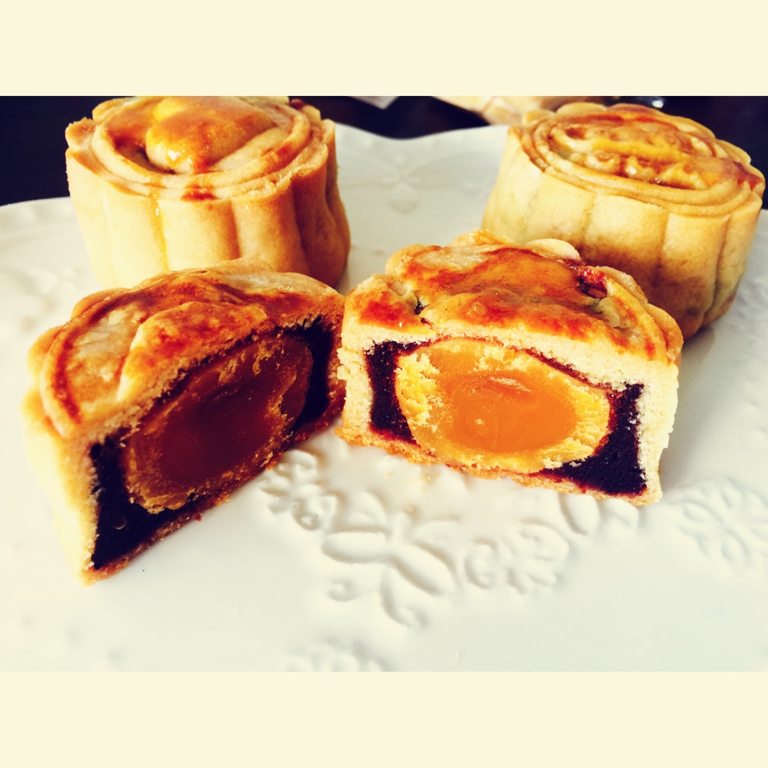 广式豆沙蛋黄月饼