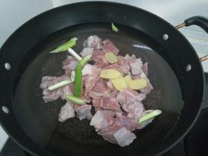 牛肉炖萝卜汤的做法 步骤1