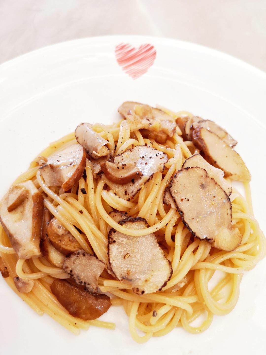 钱的味道：牛肝菌黑松露意面 Fettuccine with porcini mushroom and black truffle