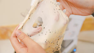 黑芝麻流心日式海盐面包卷｜咸香脆底的做法 步骤7