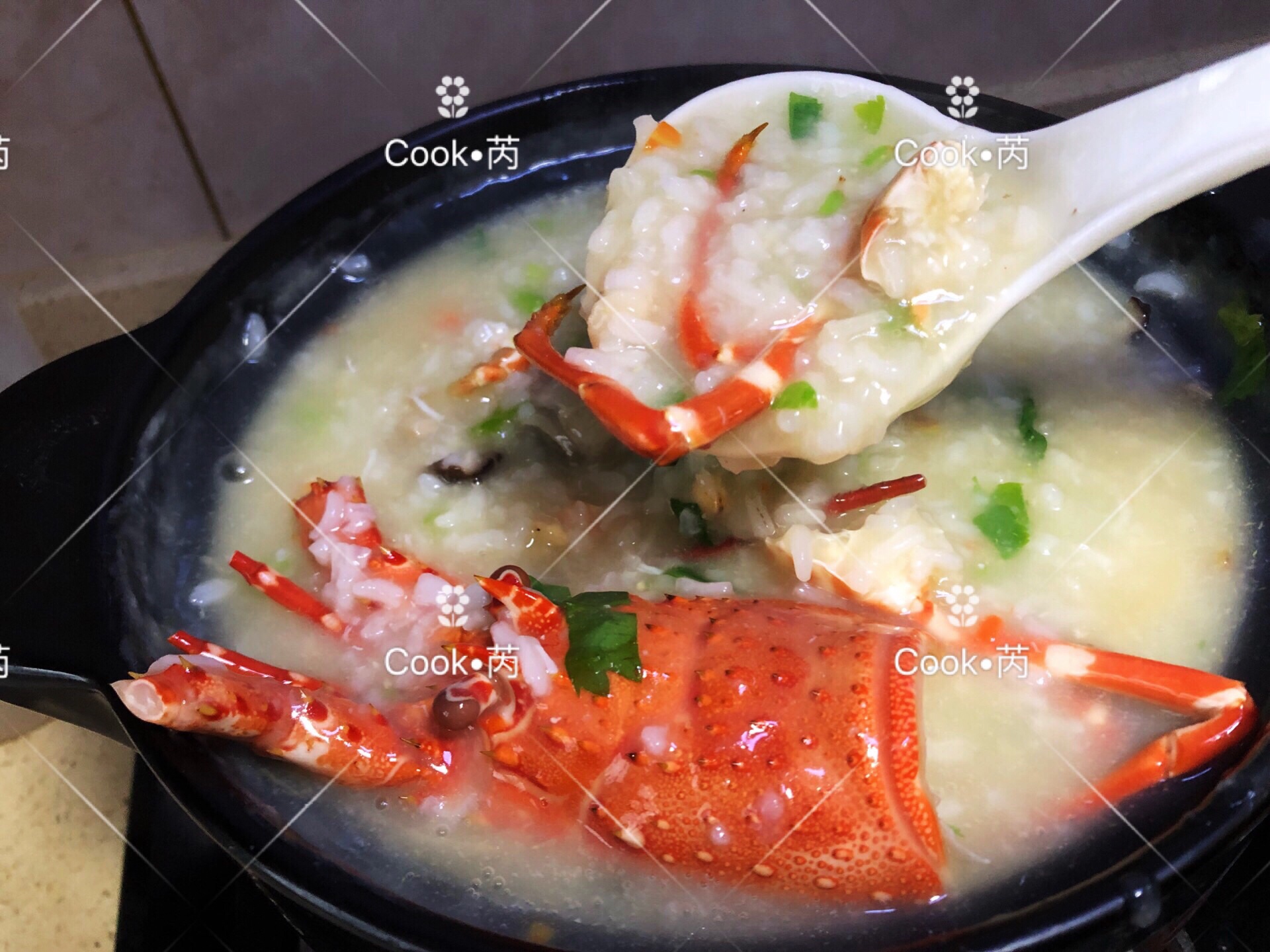 超暖心的龙虾海鲜砂锅粥，龙虾一虾两吃，煲粥清蒸鲜到没朋友