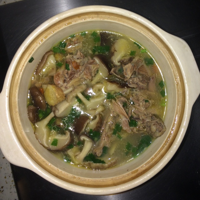 香菇煲乳鸽