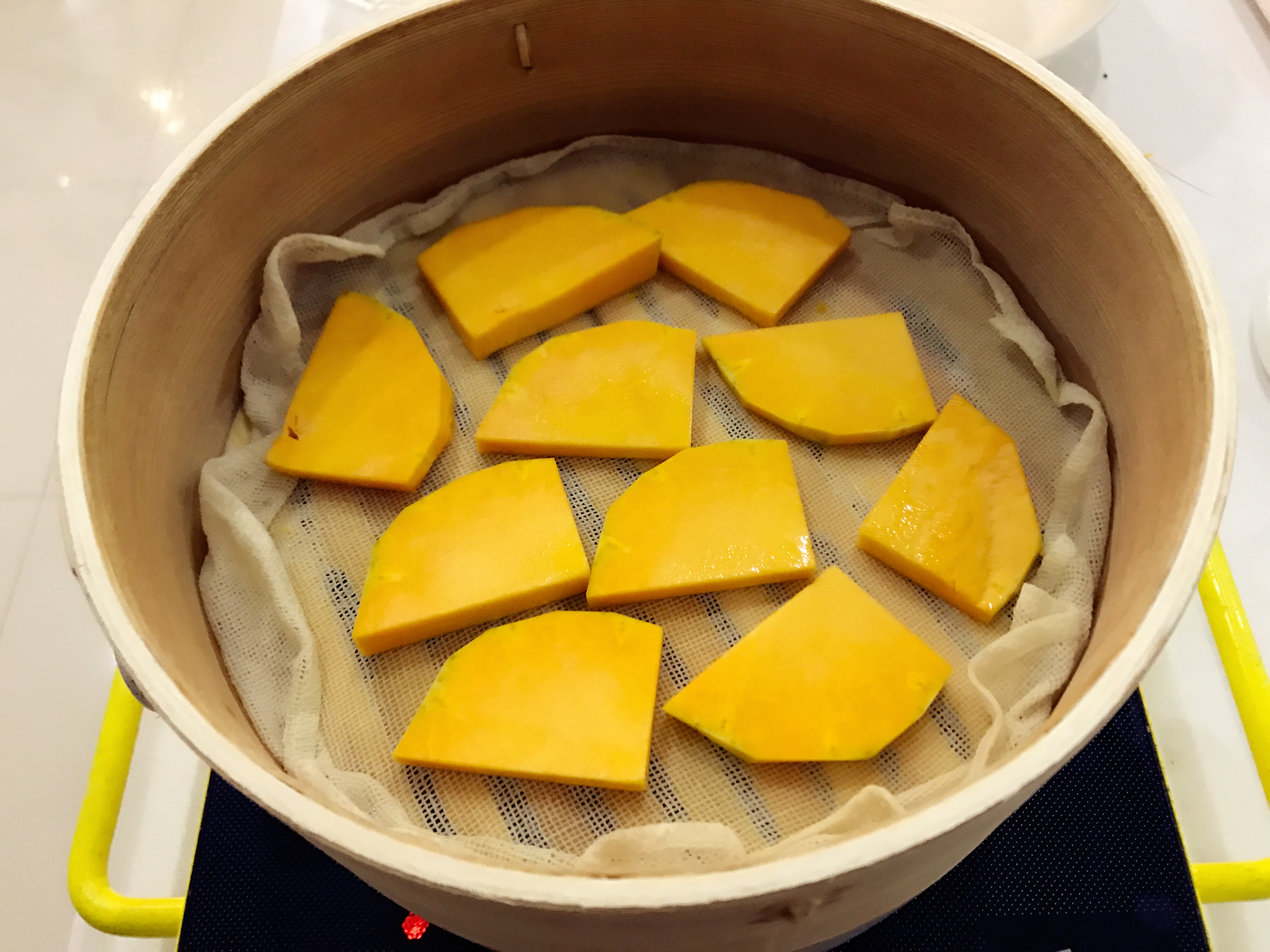 宝宝辅食：南瓜豆腐虾皮煲-8M+的做法 步骤1