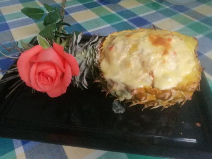 菠萝海鲜焗饭