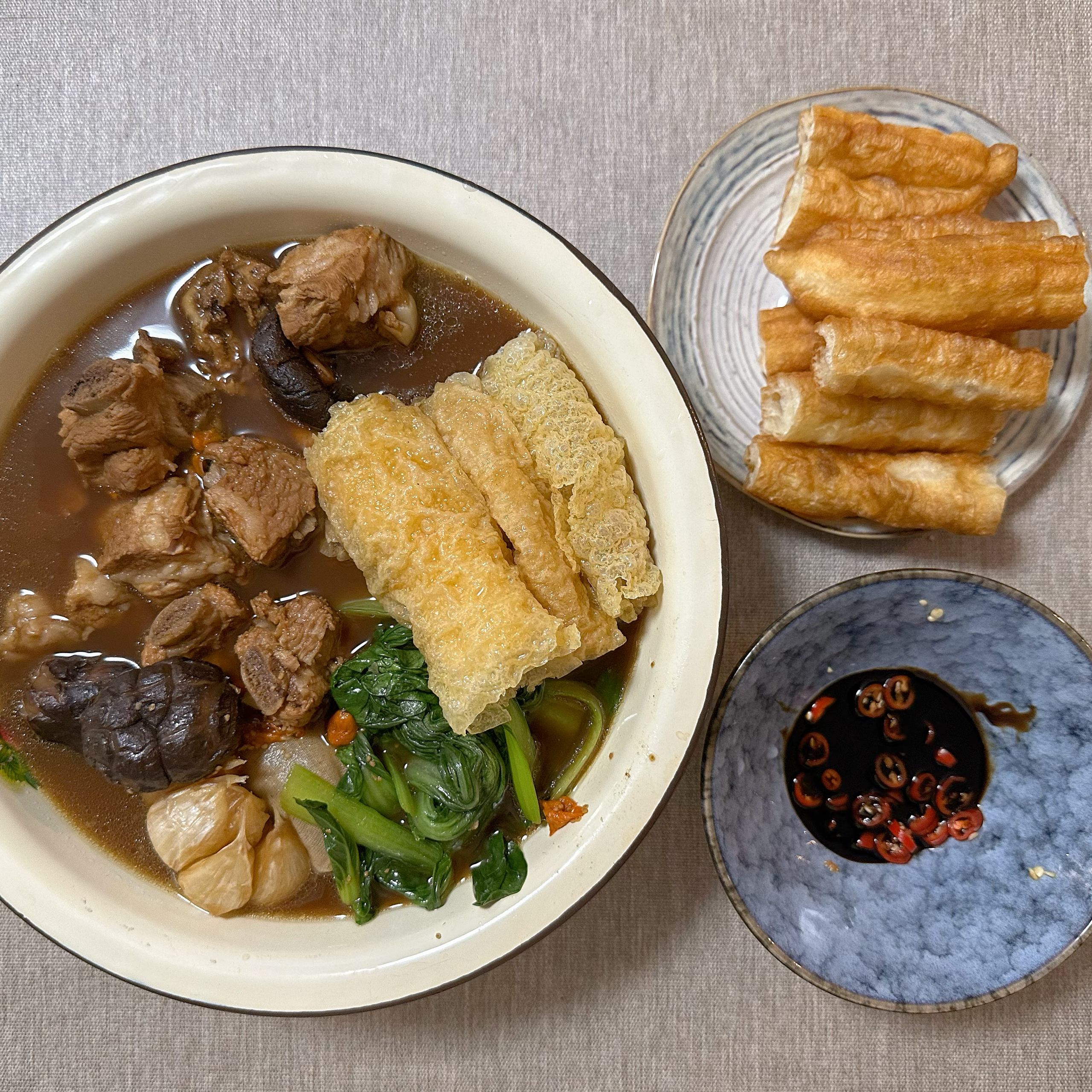 传统新加坡肉骨茶