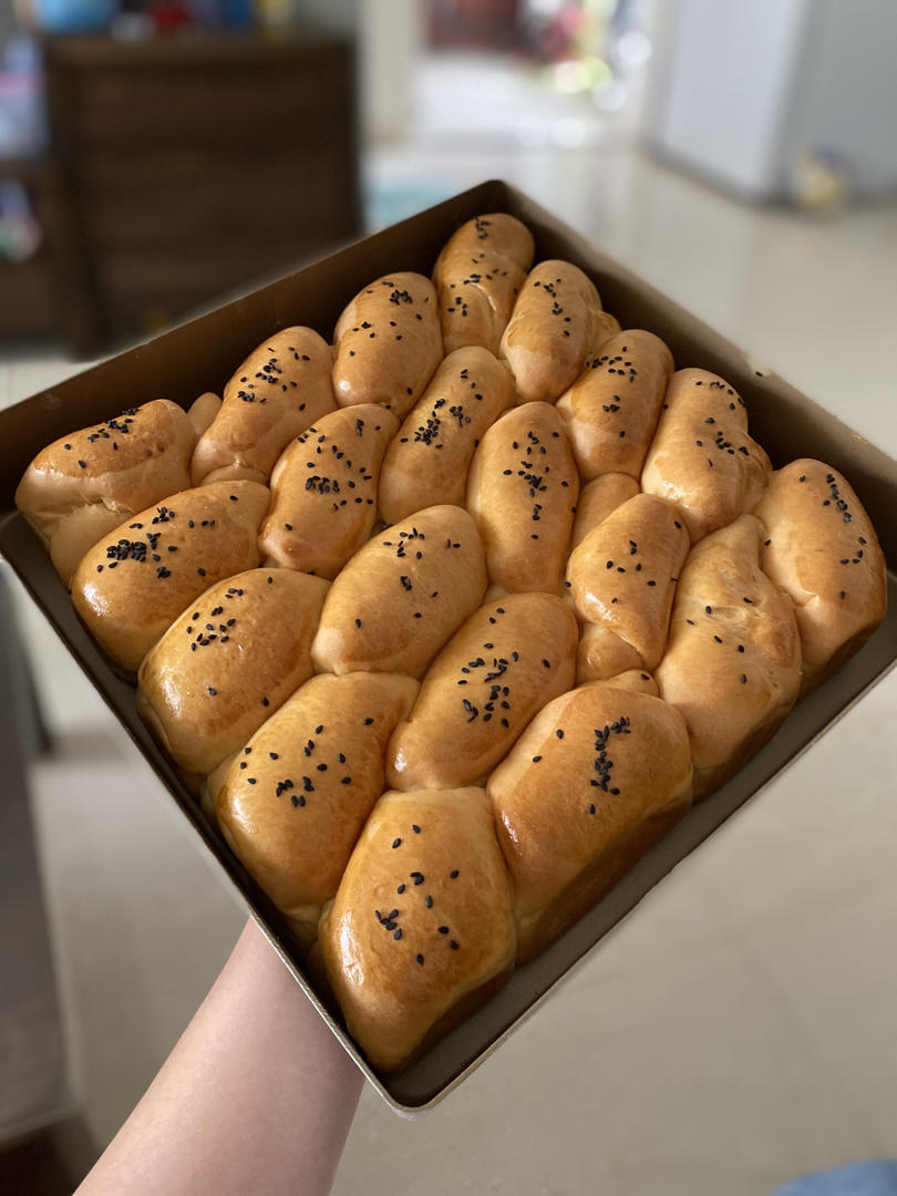 又香又软又拉丝，咬一口奶香十足！超治愈的淡奶油波兰种小餐包