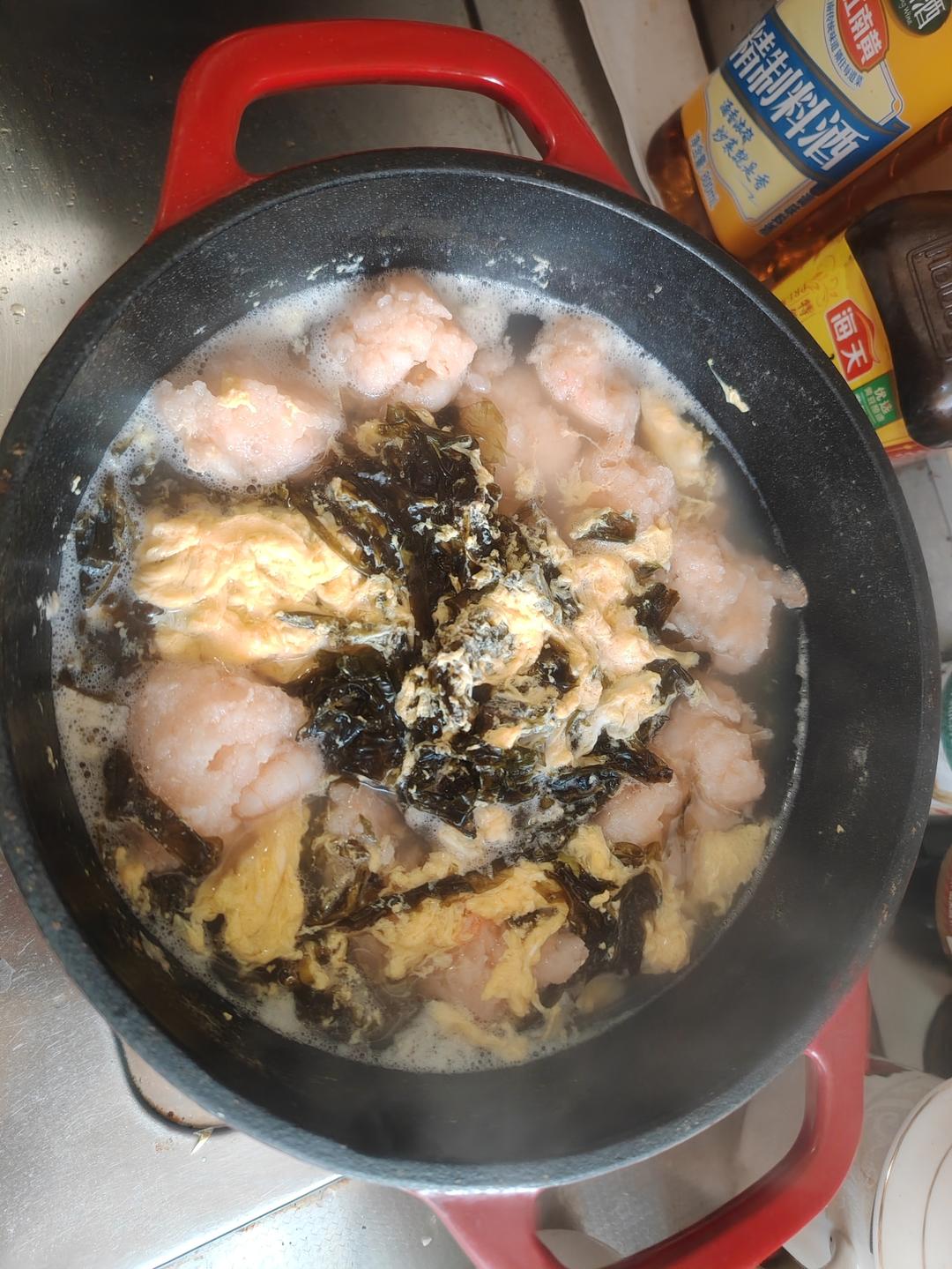 减脂餐～低卡低脂的紫菜菌菇虾滑汤！鲜美好喝