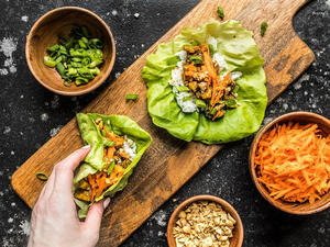 健康午餐/晚餐食谱 | 豆腐胡萝卜花生生菜卷的做法 步骤8