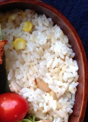 松仁玉米饭&炸面包虾便当 -小朋友的午餐的做法 步骤1