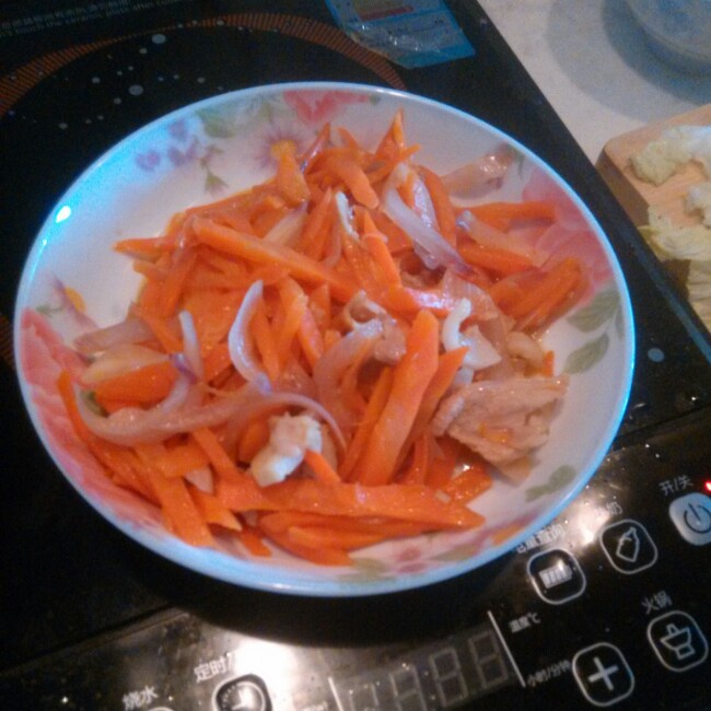 拌饭、卷饼皆可的瘦身小菜——洋葱炒红萝卜