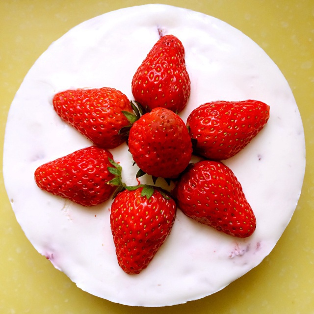 草莓果粒冻芝士蛋糕