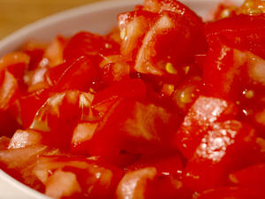 【番茄肉末烧毛豆】此菜只得夏天有，8月最好吃个够！的做法 步骤2