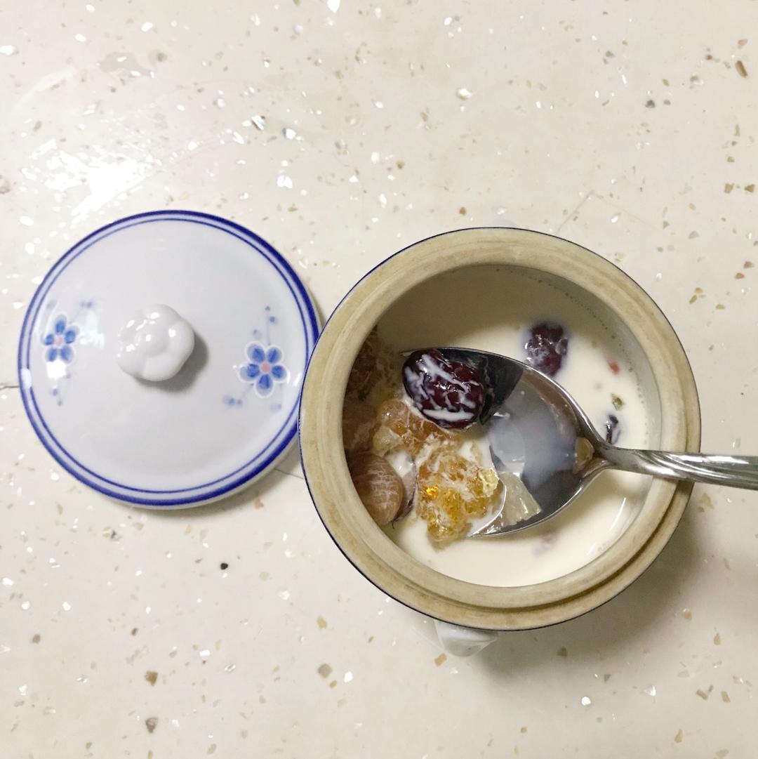 牛奶炖桃胶