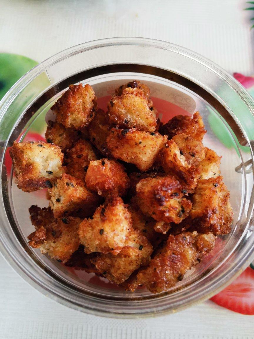 超级简单的焦糖肉桂面包粒