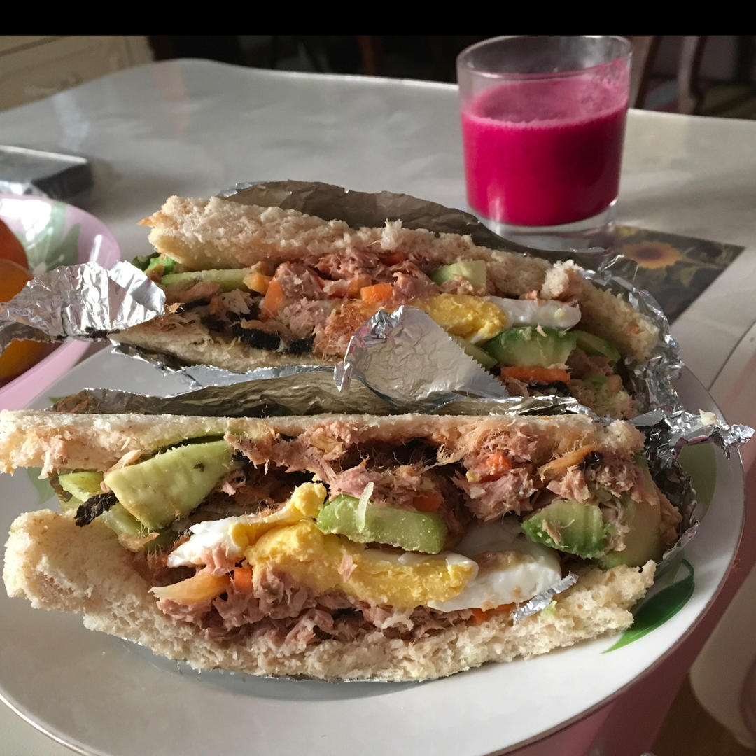 金枪鱼鸡蛋牛油果三明治
