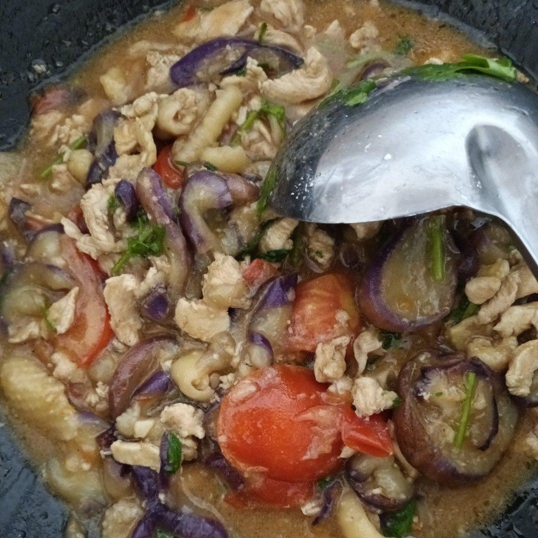 红烧茄子（佐西红柿尖椒）