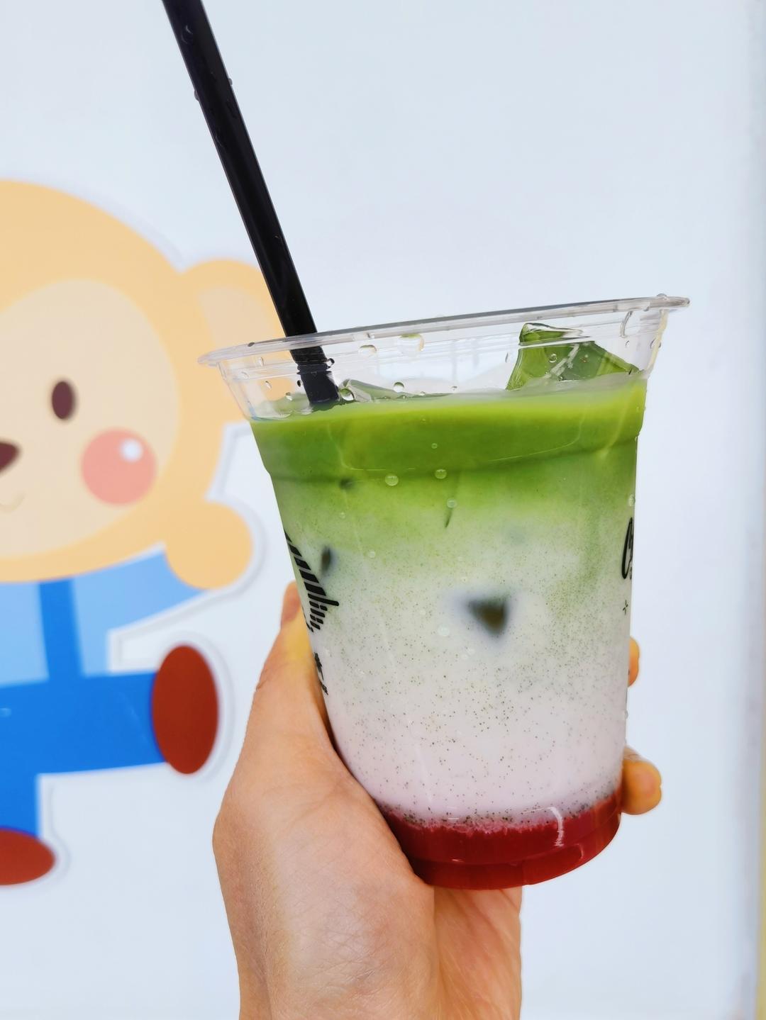 三层渐变草莓抹茶拿铁