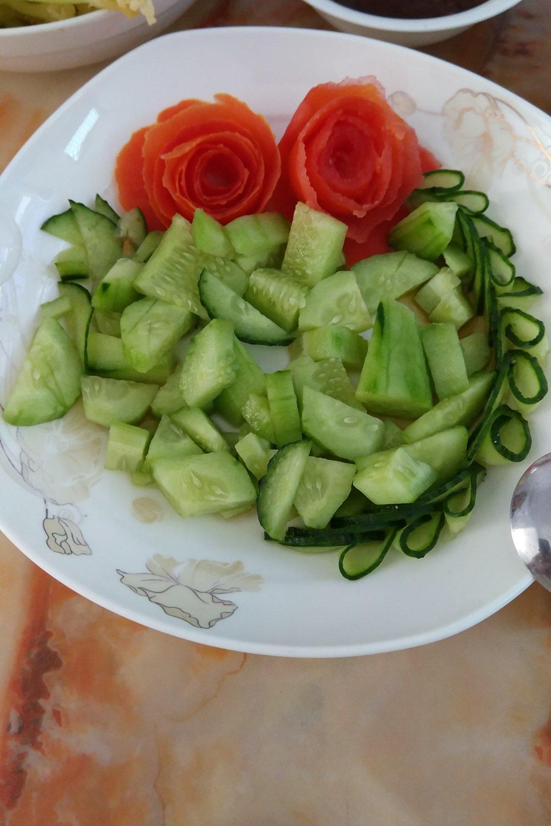 简单美丽的盘饰（3）——雕刻花的围边与叶子