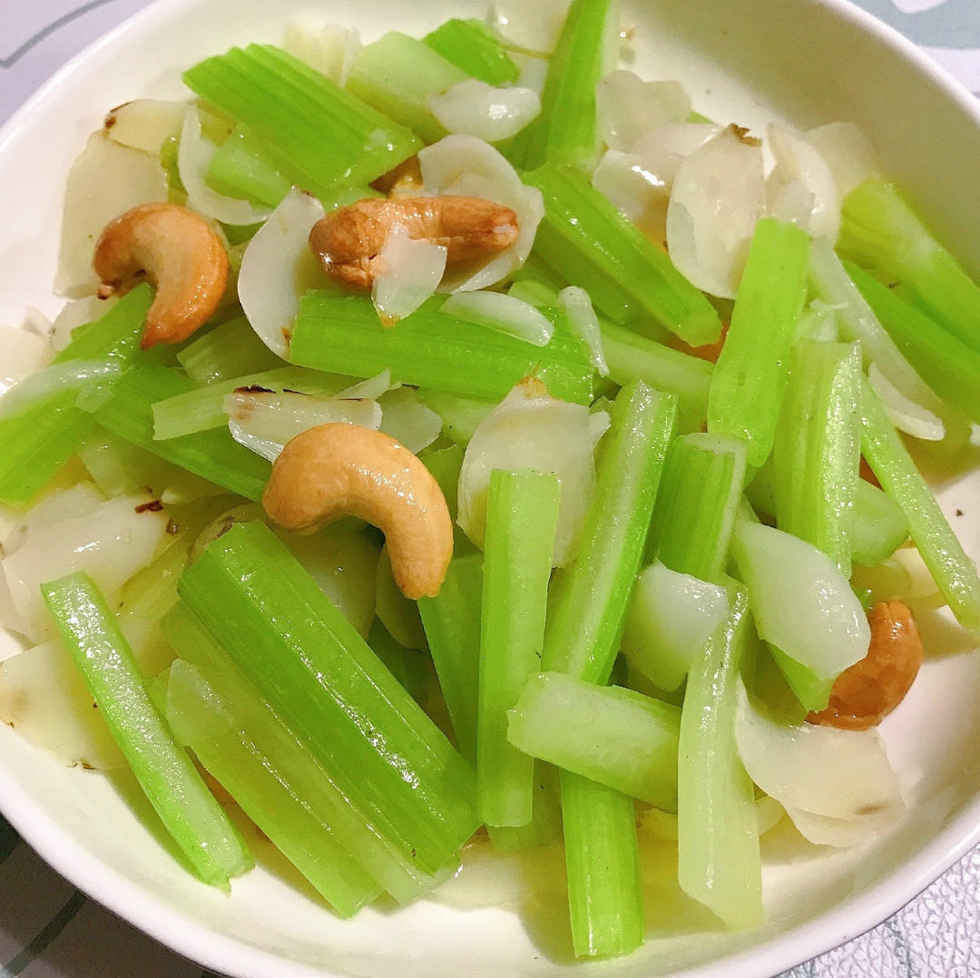 西芹百合炒腰果|马克西姆不粘锅
