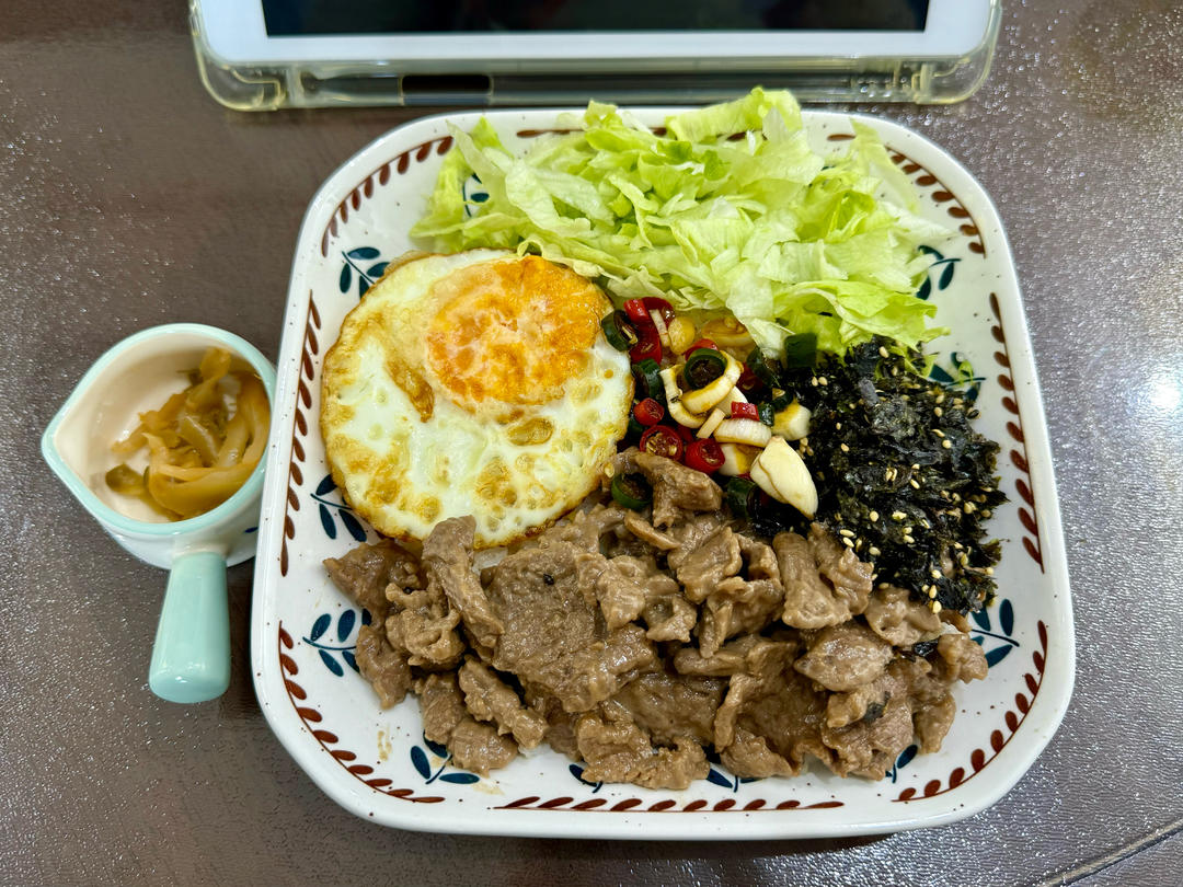 生菜牛肉拌饭