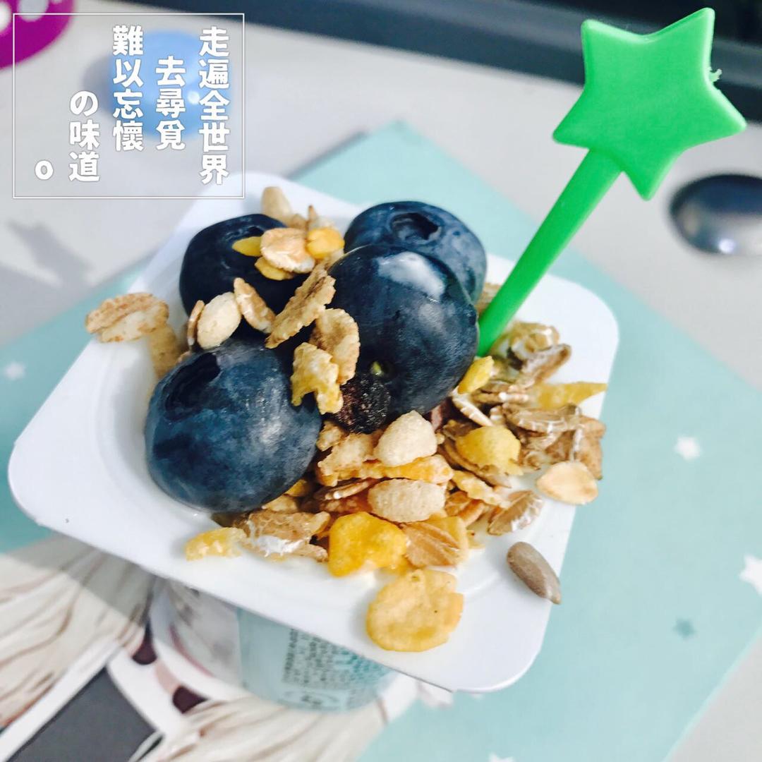 水果谷物酸奶杯