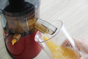 鲜榨冰黄桃汁的做法 步骤7