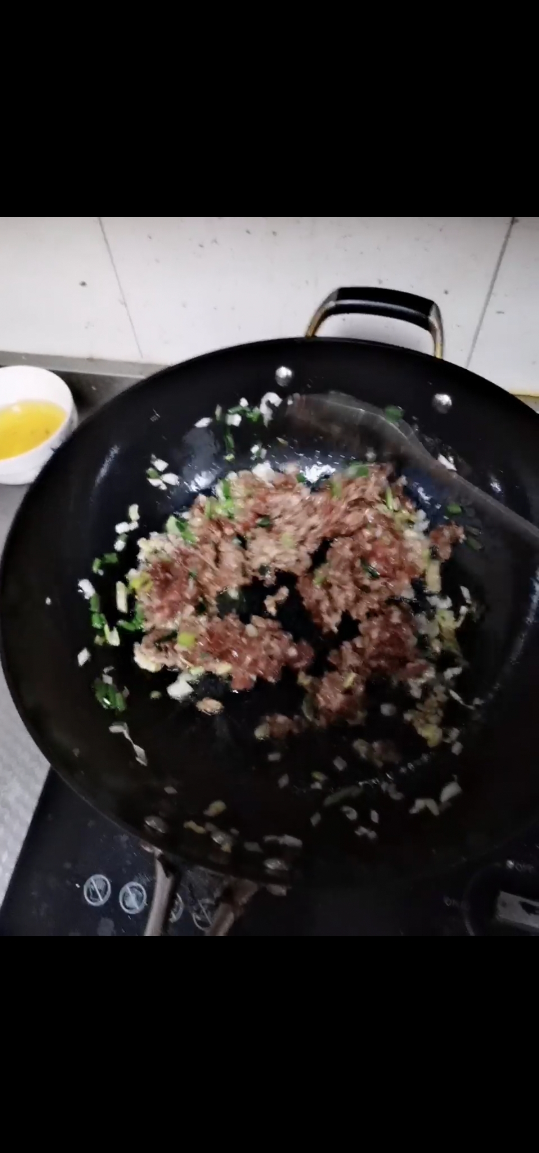 韭菜猪肉水饺的做法 步骤2