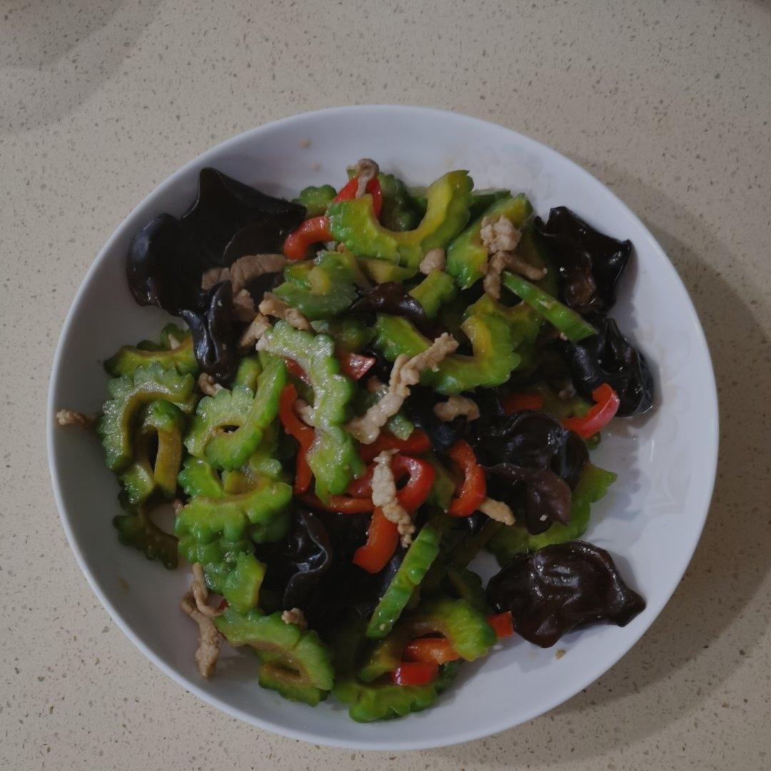 苦瓜炒肉 苦瓜这样做去除大半苦味