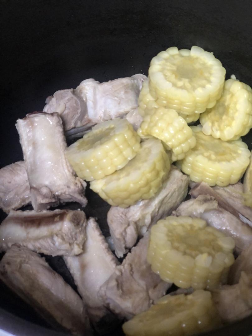 番茄土豆玉米排骨汤