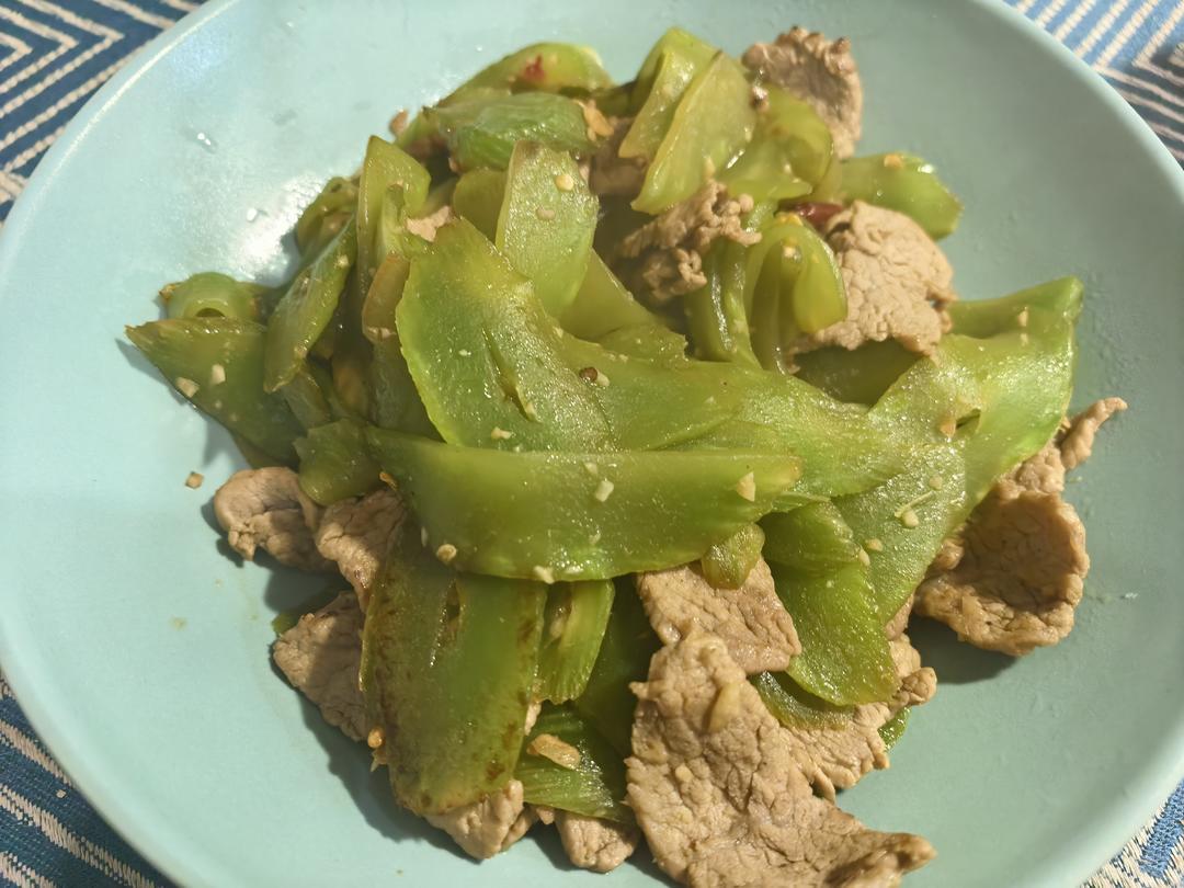 简单好吃下饭的莴笋炒肉来啦！