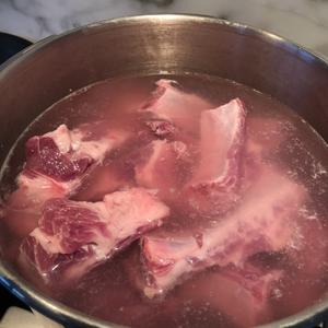 懒人硬菜:红烧排骨海带的做法 步骤2