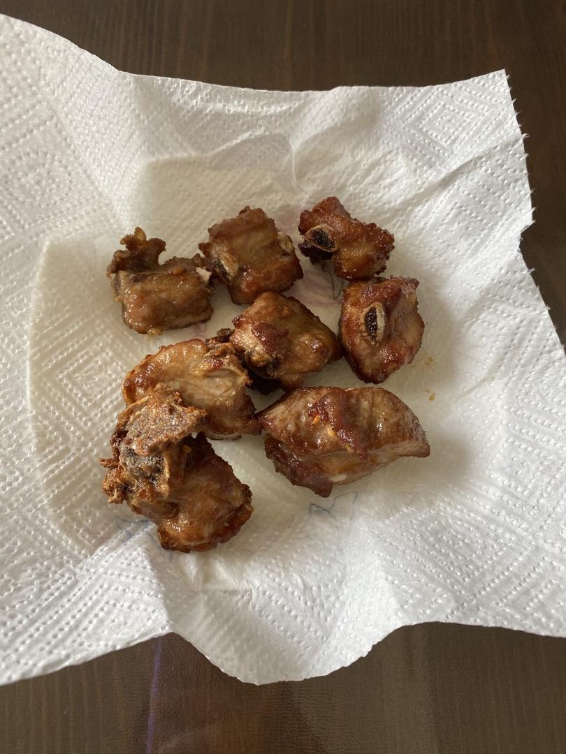 我家排骨从不红烧，加一些大蒜，出锅香喷喷，孩子吃完舔手指