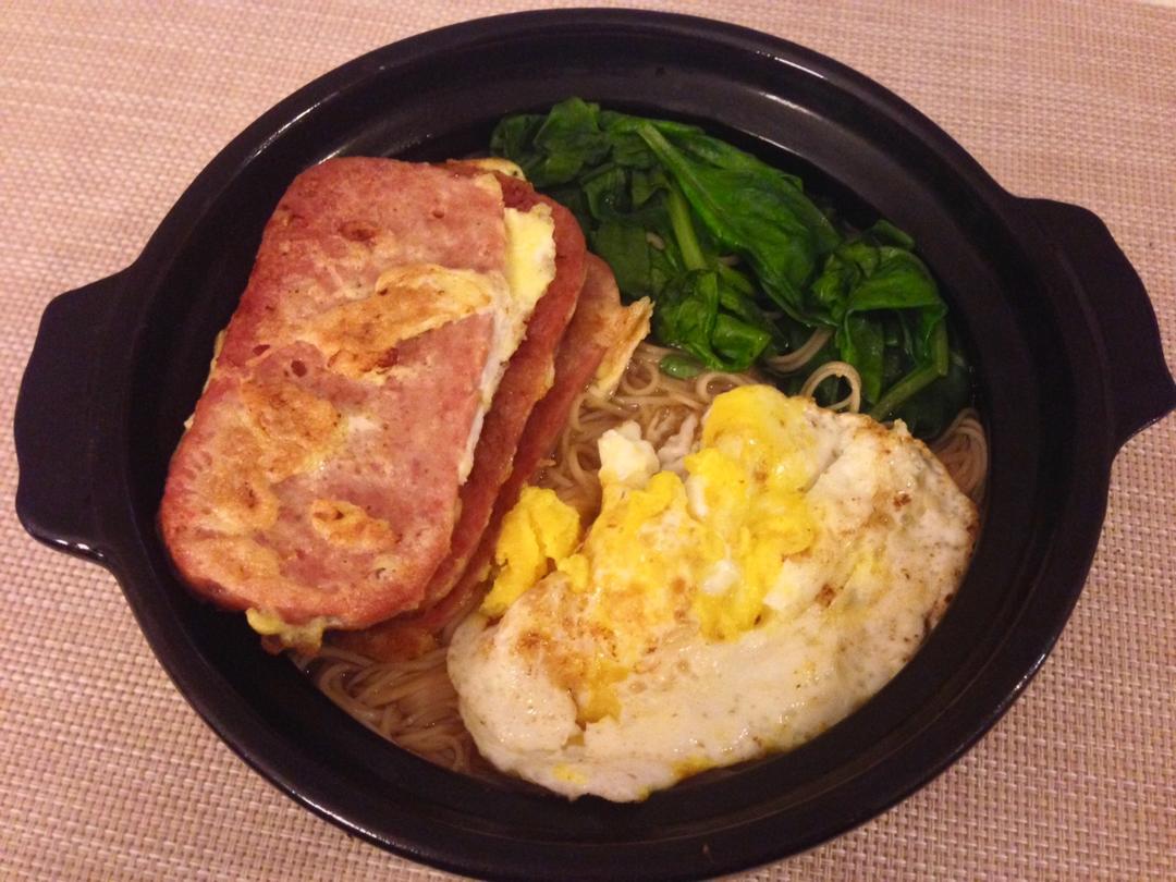 港式茶餐厅必吃：午餐肉公仔面