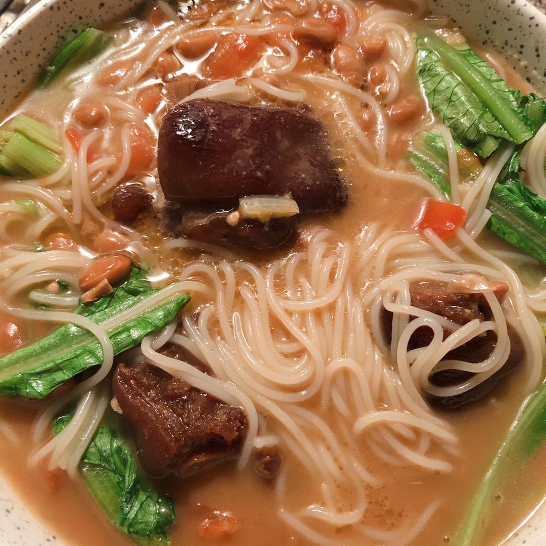 猪脚米线的做法