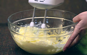 【i烘焙】柠檬汽水磅蛋糕的做法 步骤2