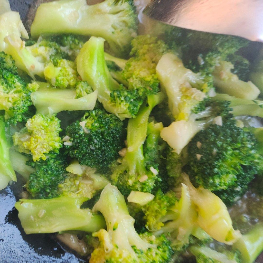 好吃到爆的耗油蒜蓉西兰花(从不修图，喜欢请关注)