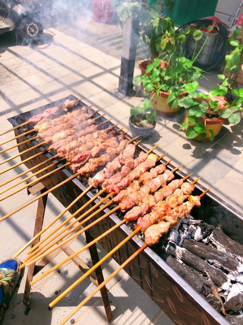 生烤羊肉串