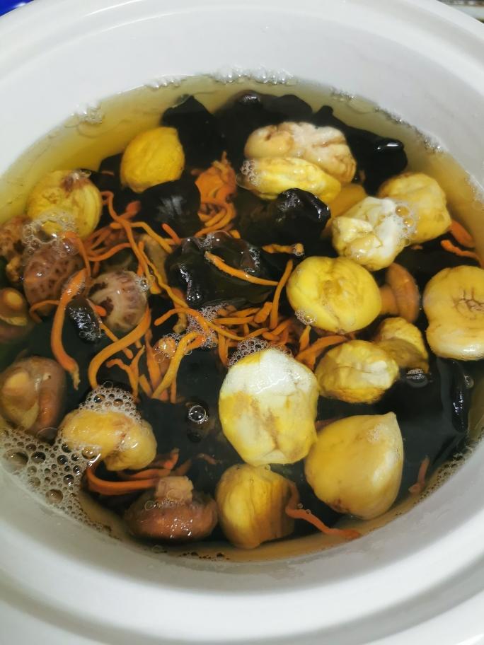 菜鸟都会做的板栗炖鸡汤