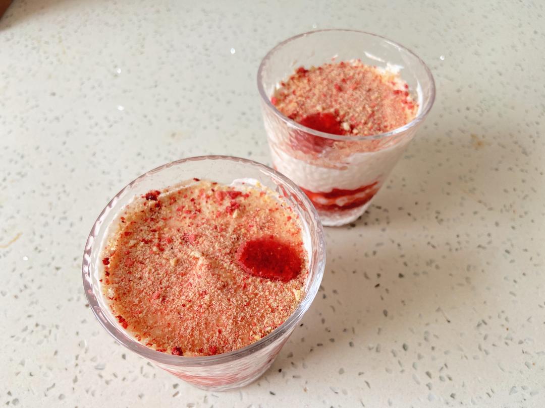 草莓酸奶提拉米苏木糠杯