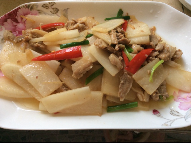 白萝卜炒肉片