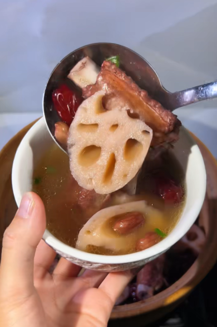 莲藕花生排骨汤的做法